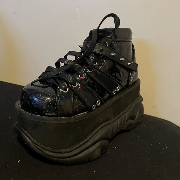 Black demonia - Picture 1 of 2